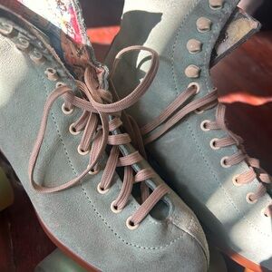 Stylish Suede Roller Skates - Green
